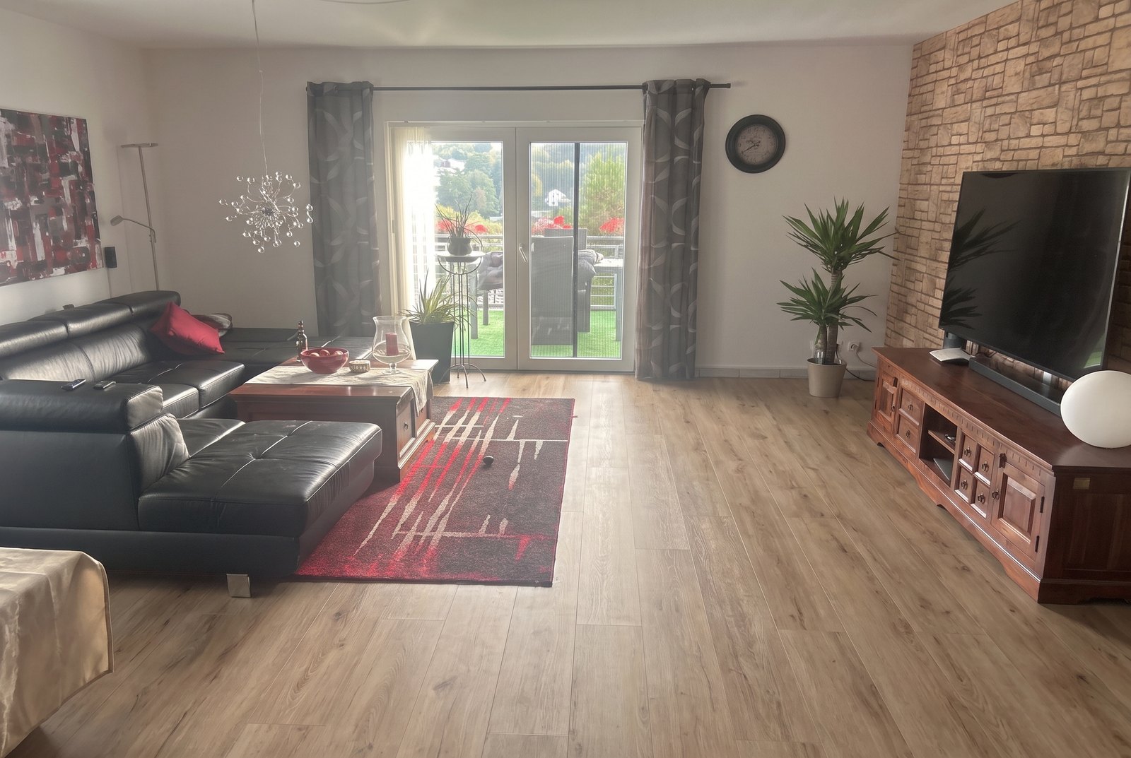 Klick-Vinyl Rigid Mallorca XL in einem Wohnzimmer — mit KI erzeugte Ansicht