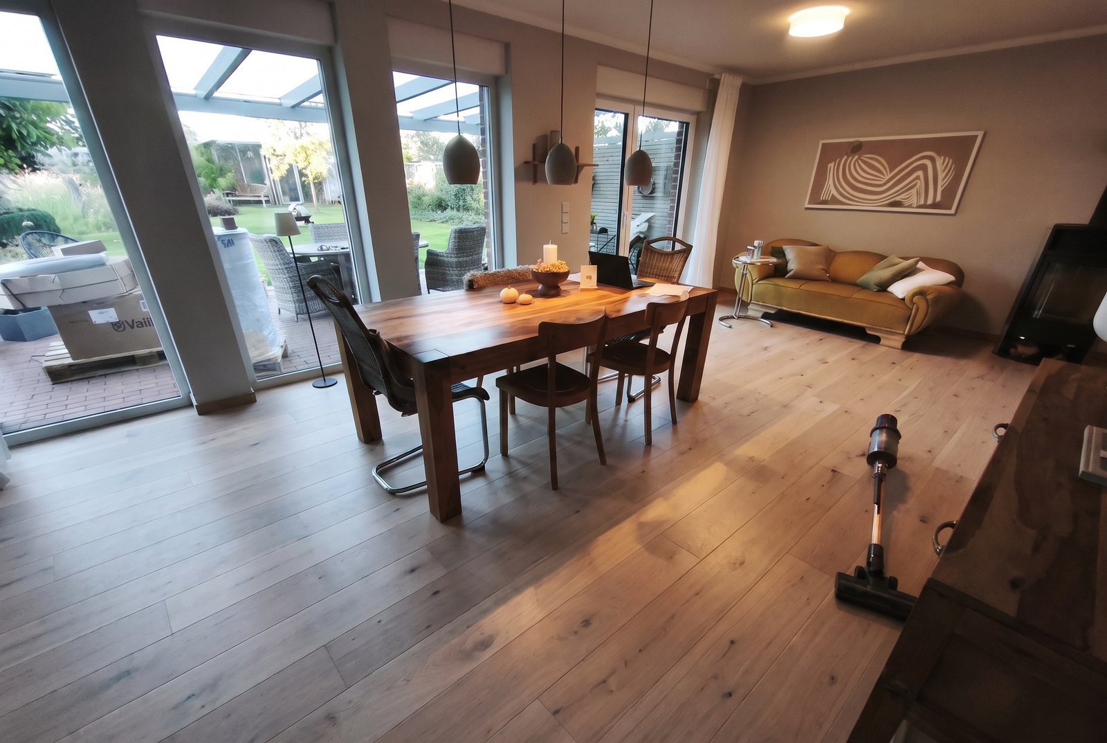 Eiche Hollywood in einem Esszimmer — mit KI erzeugte Ansicht