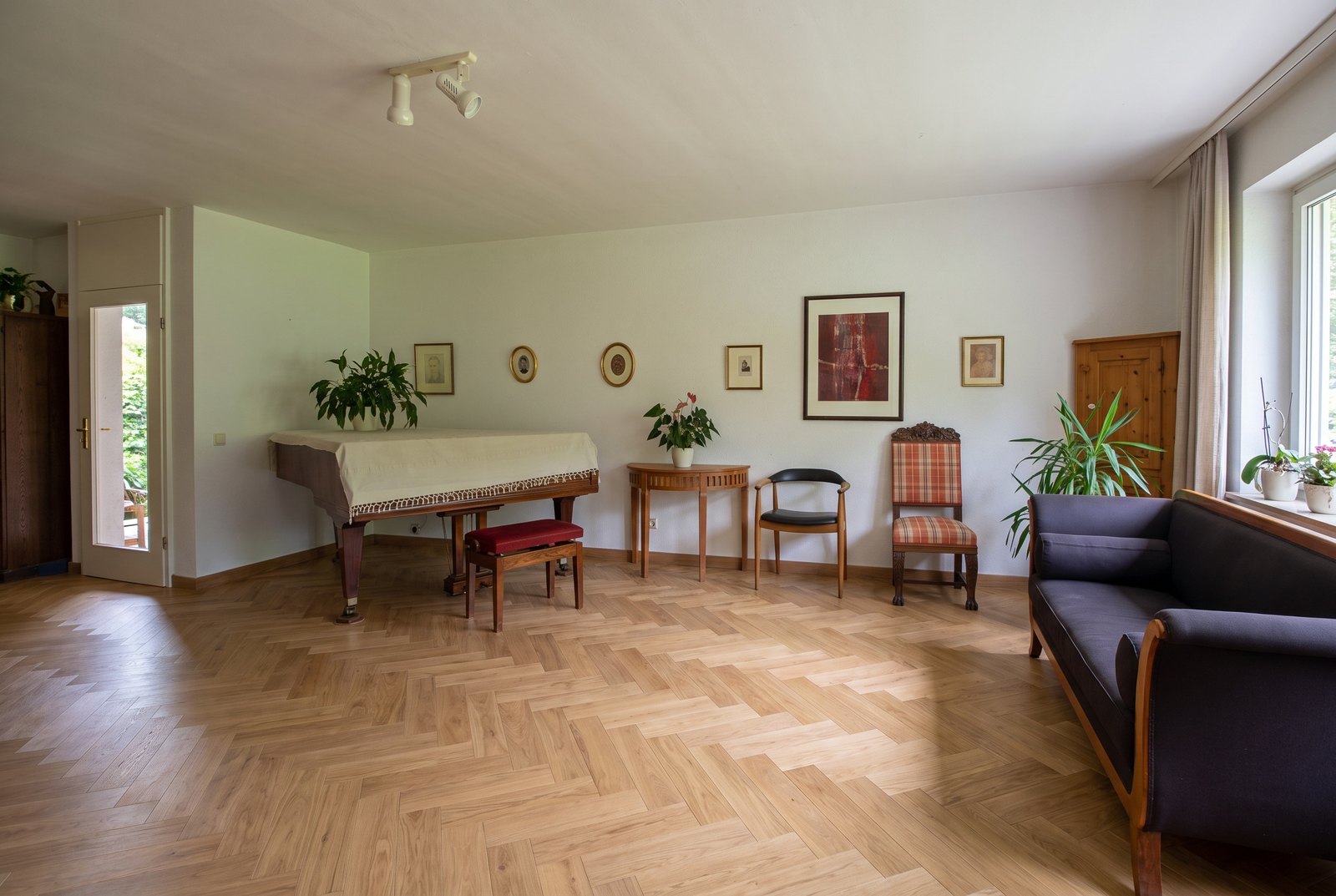 Eiche Sandstone Deluxe in einem Wohnzimmer — mit KI erzeugte Ansicht