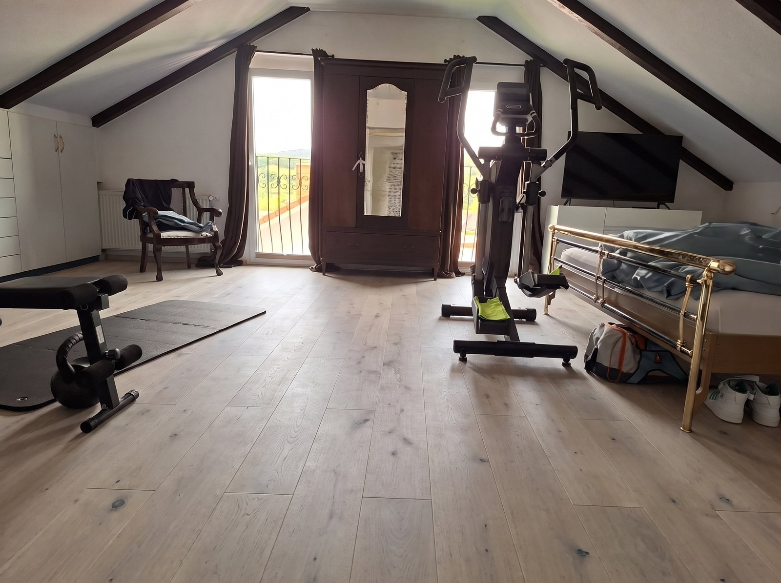 Eiche Hollywood in einem Schlafzimmer — mit KI erzeugte Ansicht