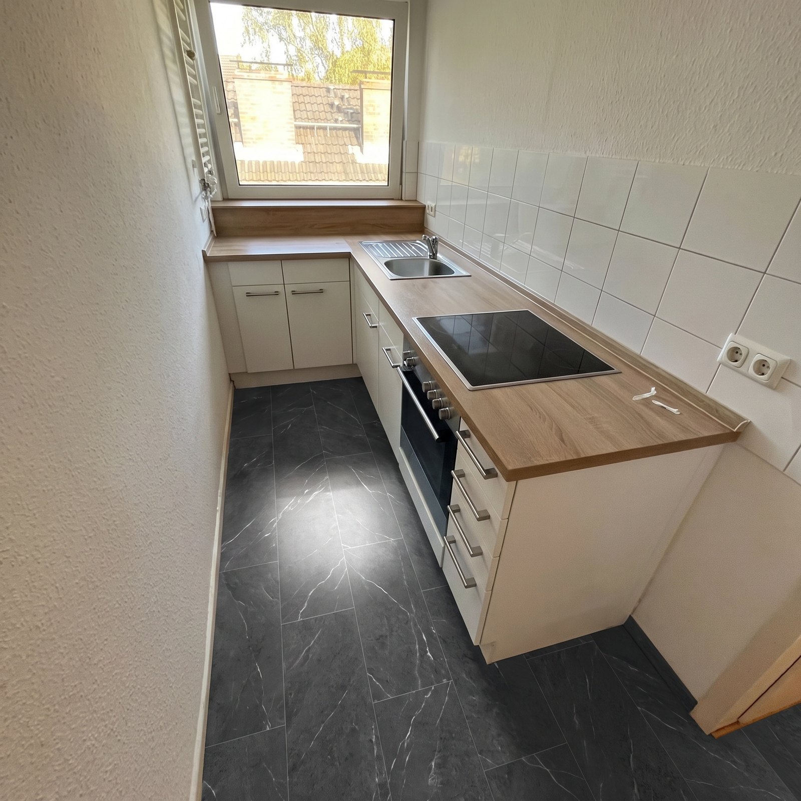 Klick-Vinyl Rigid Marmorica dark grey in einer Küche — mit KI erzeugte Ansicht