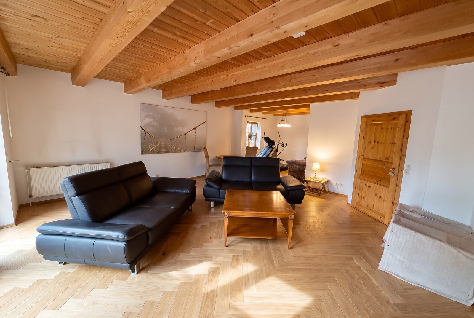 Eiche Sandstone Deluxe in einem Wohnzimmer — mit KI erzeugte Ansicht
