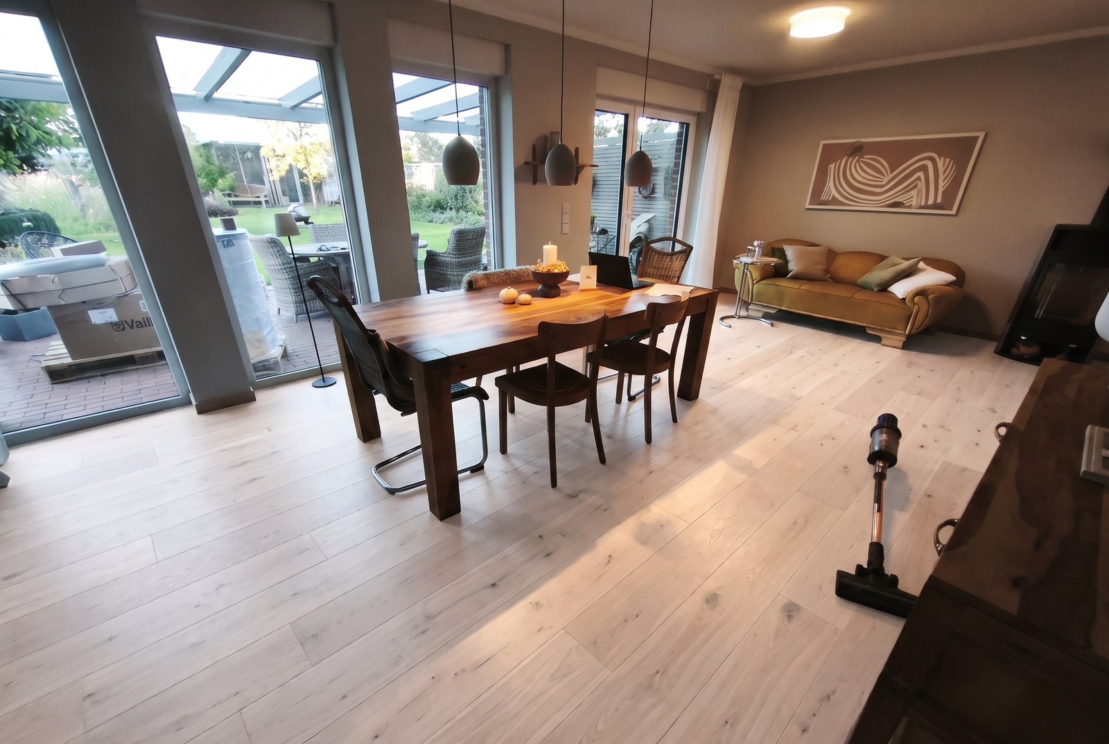 Eiche Hollywood in einem Esszimmer — mit KI erzeugte Ansicht