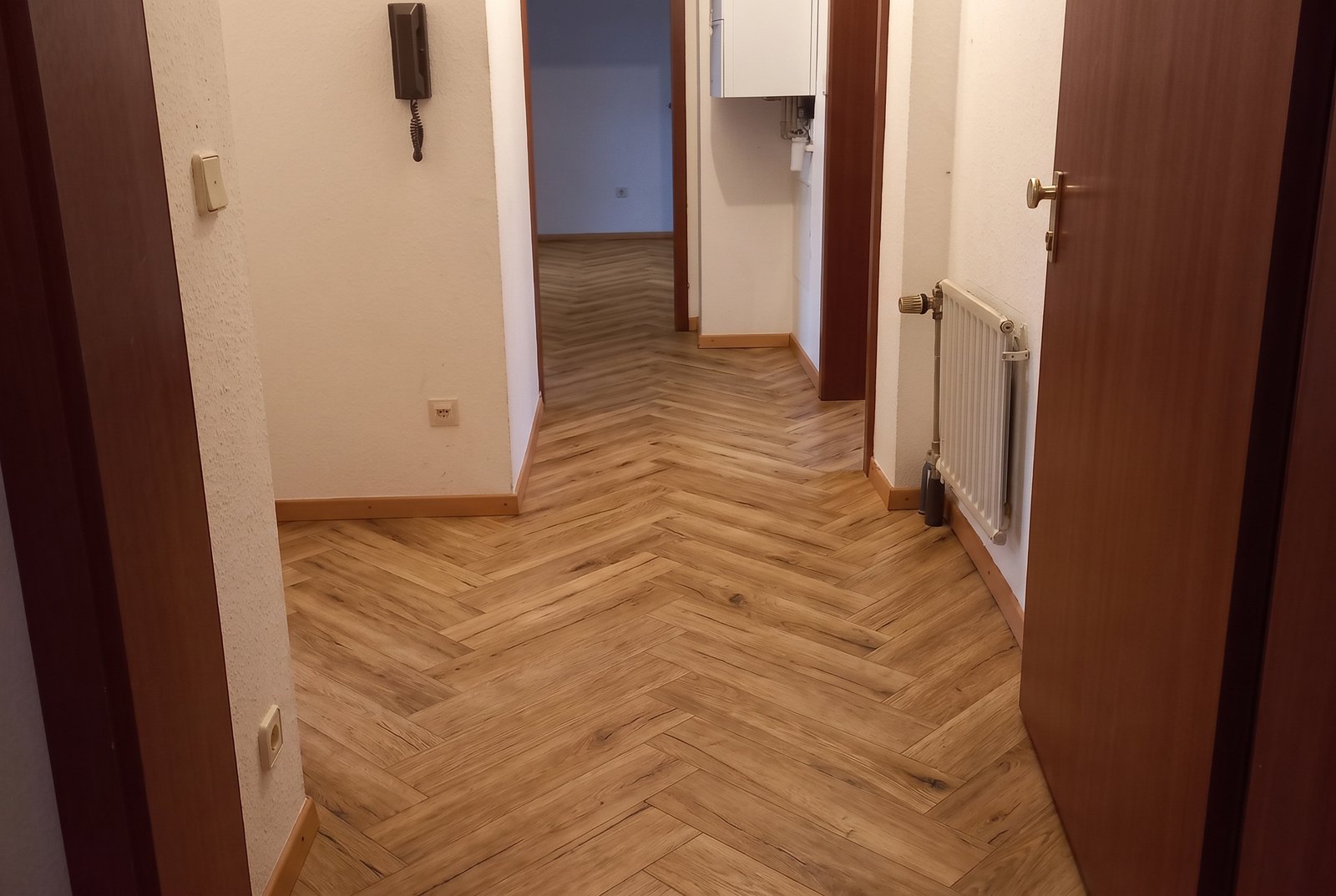 Klick-Vinyl Rigid Valencia Fischgrät in einem Flur — mit KI erzeugte Ansicht