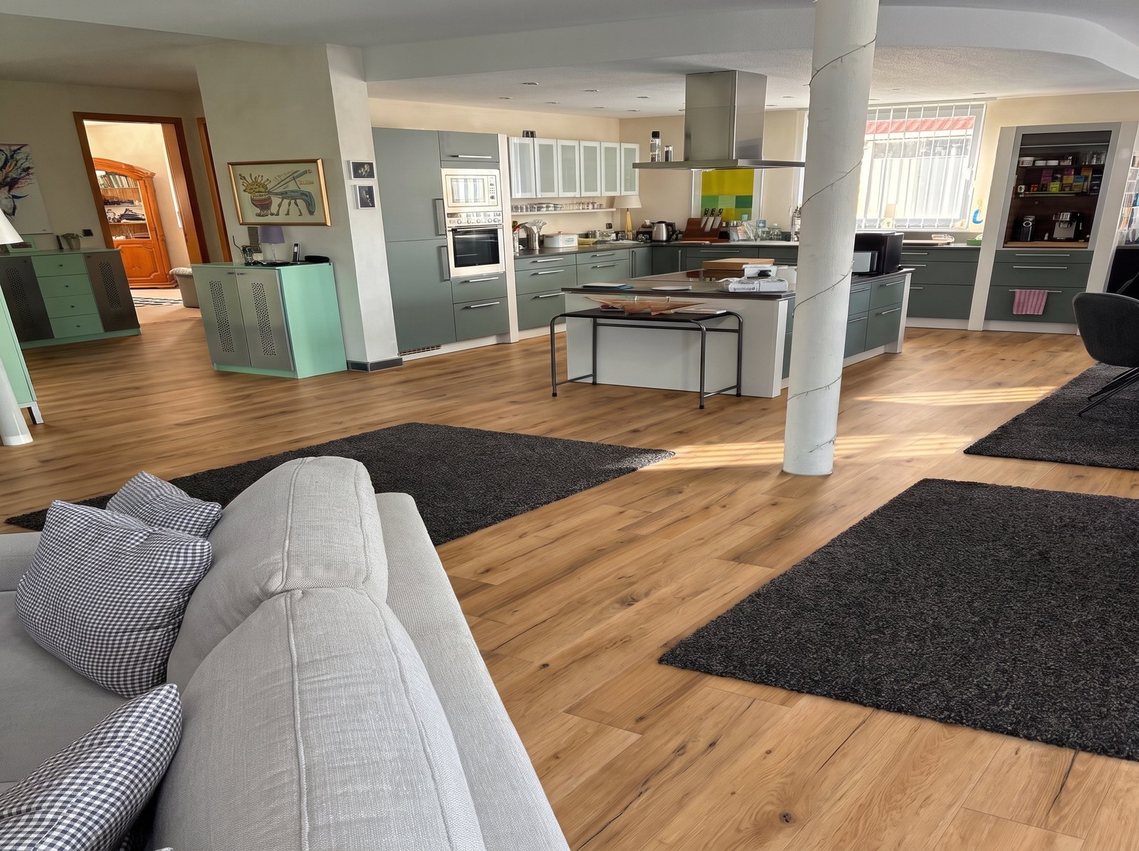 Klick-Vinyl Rigid Valencia XXL 180 in einem Wohnzimmer — mit KI erzeugte Ansicht